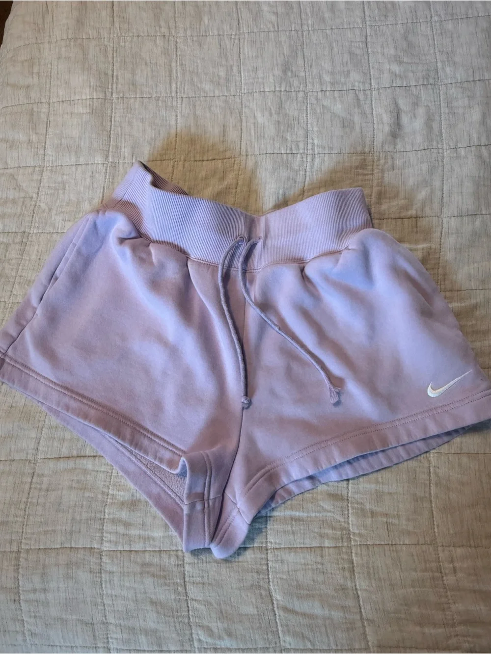 Nike Women's Light Lavender Athletic Shorts size Medium drawstring Swoosh